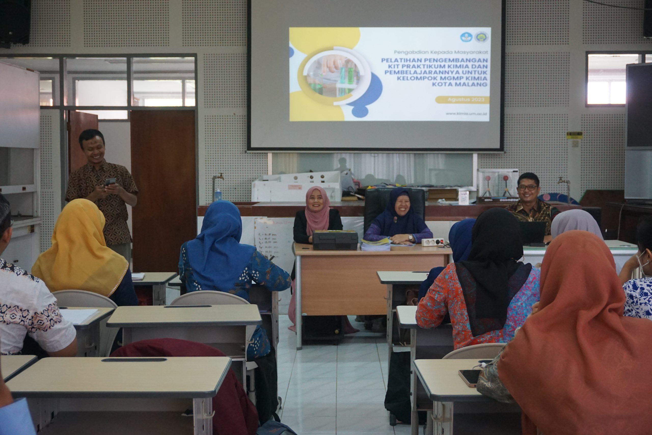 Hands On Praktikum Kesetimbangan Kimia dengan Guru-Guru MGMP Kimia Kota Malang
