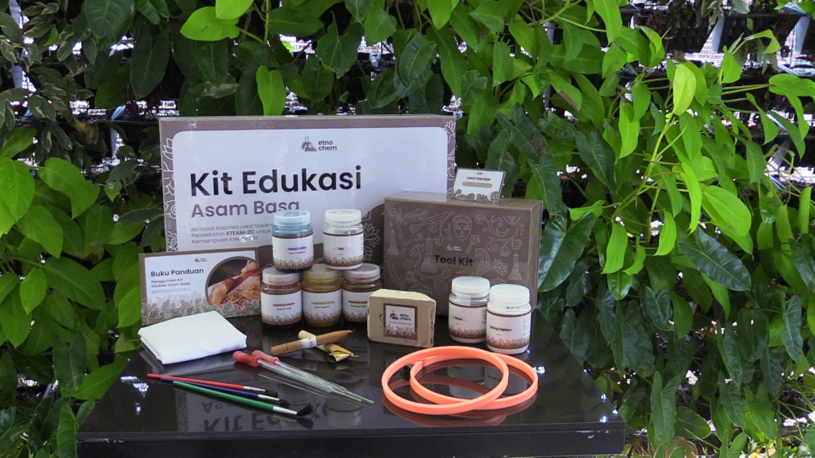Ide Inovatif Mahasiswa UM Menciptakan Kit Edukasi ETNOCHEM dengan Kearifan Lokal Malang