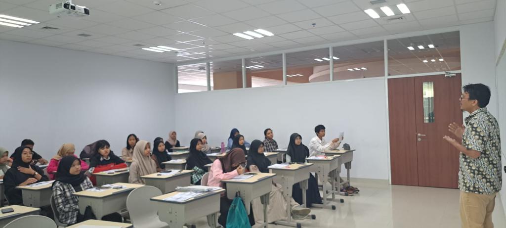 Co-teaching Muhammad Ridwan S.Si., M.Eng., Ph.D. (Universitas Indonesia) dengan Prof. Dr. Sumari, M.Si. dari Universitas Negeri Malang