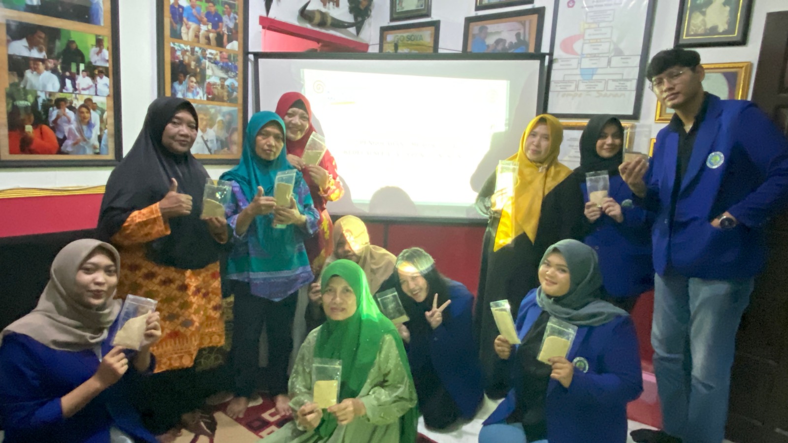 Mengubah Limbah Menjadi Berkah: Mahasiswa farmasi UM Lakukan Edukasi Pengolahan Kulit Ari Kedelai untuk UMKM Tempe