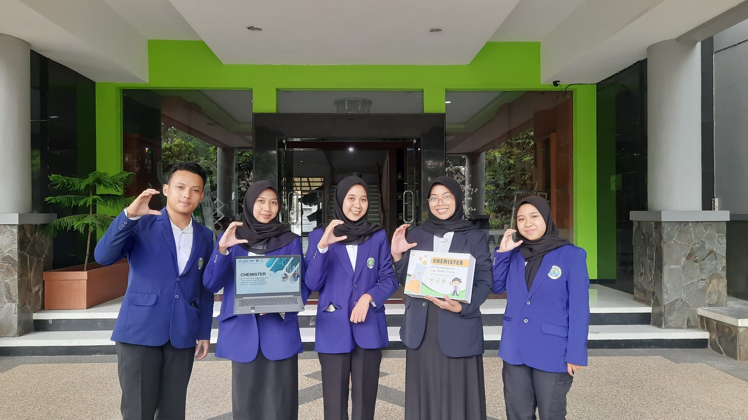 MAHASISWA UM KEMBANGKAN INOVASI EDU-KIT LAJU REAKSI KIMIA BERBASIS SOCIOSCIENTIFIC ISSUES TERINTEGRASI AUGMENTED REALITY
