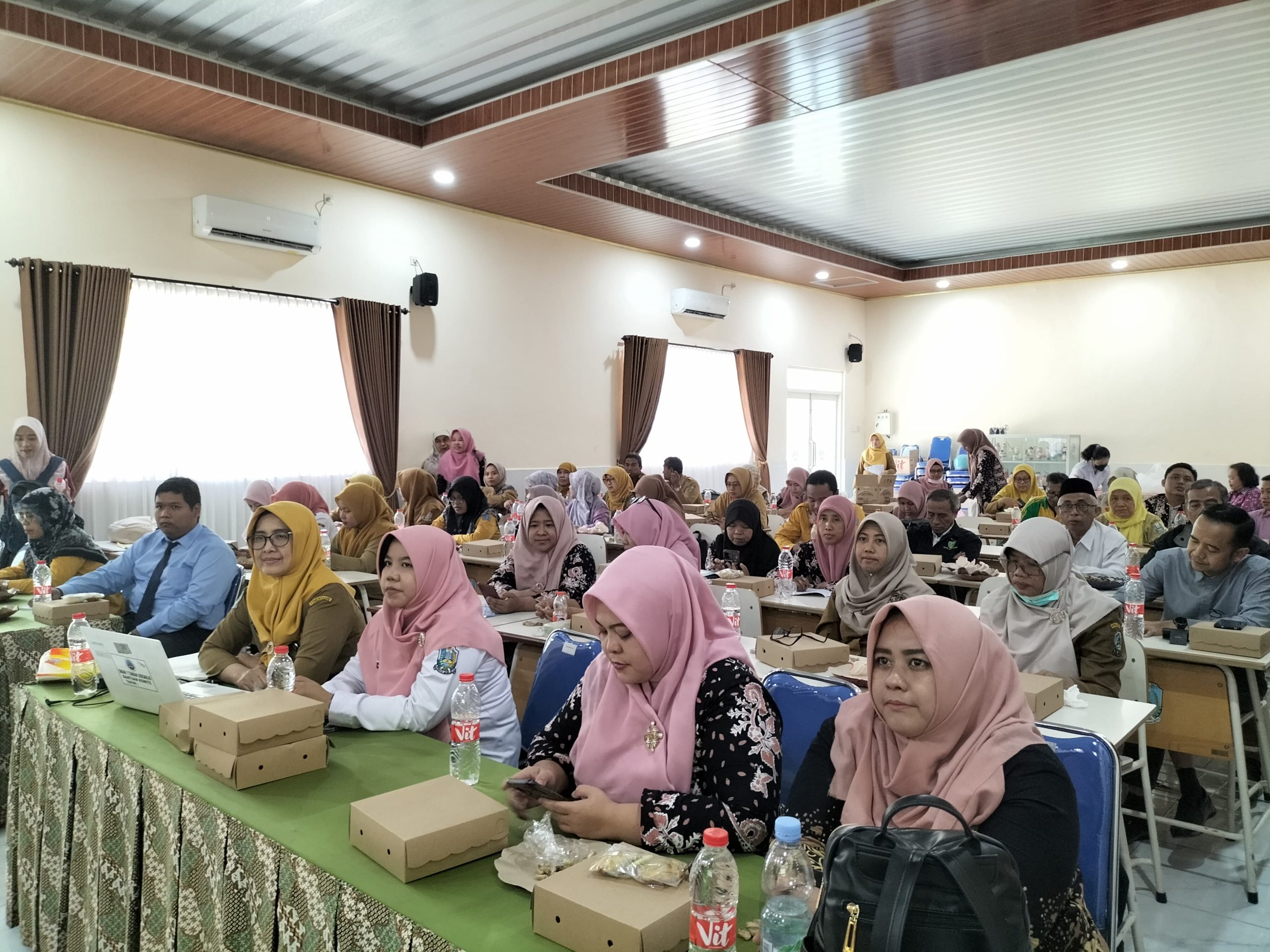 Upaya Peningkatan Kualitas Pengajaran Kimia: Tim PPG Universitas Negeri Malang Perkenalkan Penerapan Pembelajaran Berbasis Proyek dan Game pada Guru Kimia Wilayah Sidoarjo
