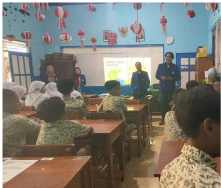 Mahasiswa UM Ajak Siswa SD Negeri 1 Randuagung Kelola Sampah dengan Bijak