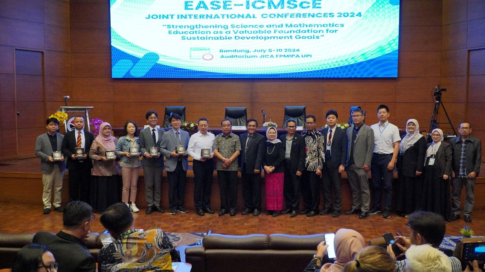 Prof. Sri Rahayu Menjadi Pembicara Utama dalam Konferensi Internasional EASE-ICMScE 2024 di Bandung