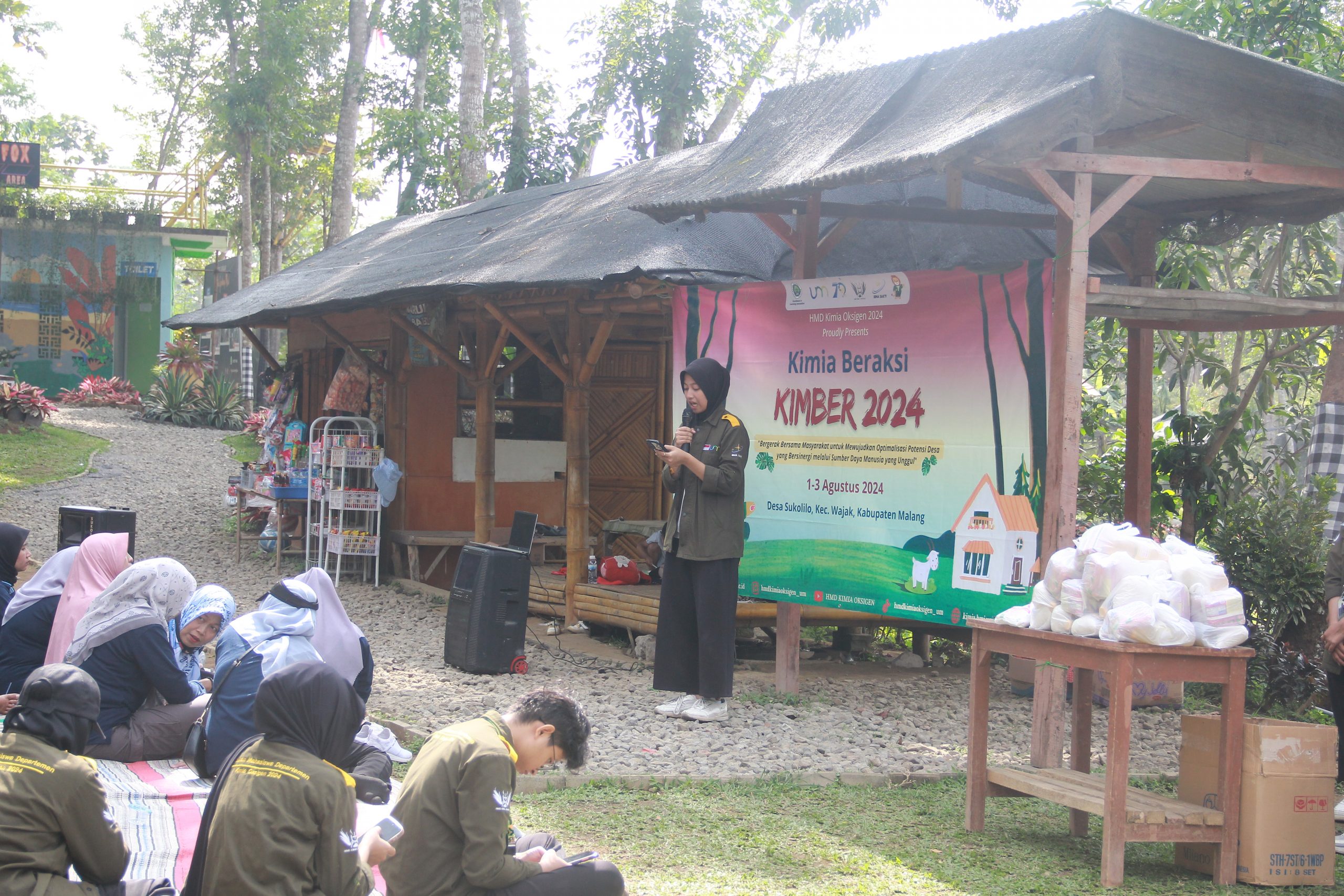 Mahasiswa Kimia Berbagi Kebaikan, Gelar Bazar Sembako Murah di Desa Sukolilo