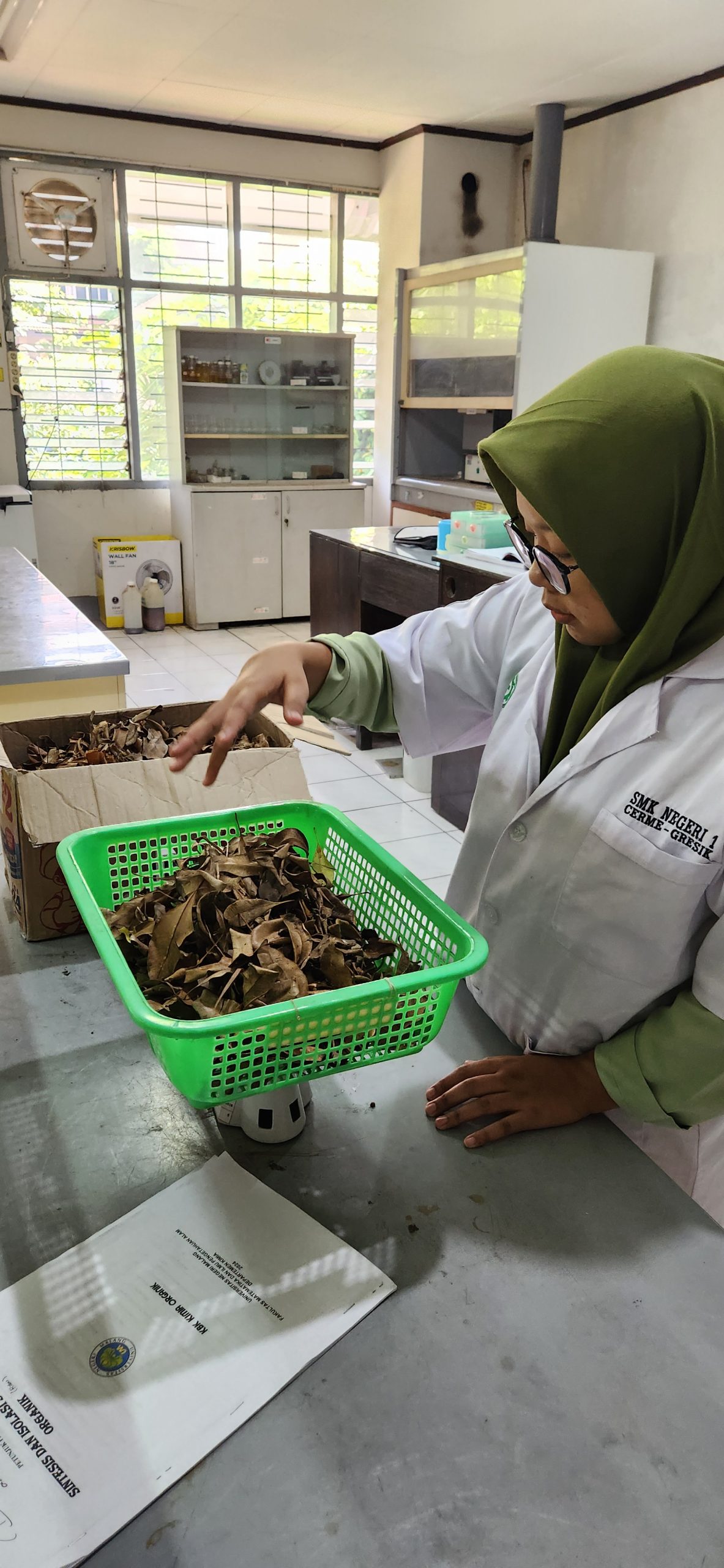 Departemen Kimia UM Gelar Praktikum Publik Sintesis dan Isolasi Senyawa Organik Bersama SMK Negeri Cerme Gresik