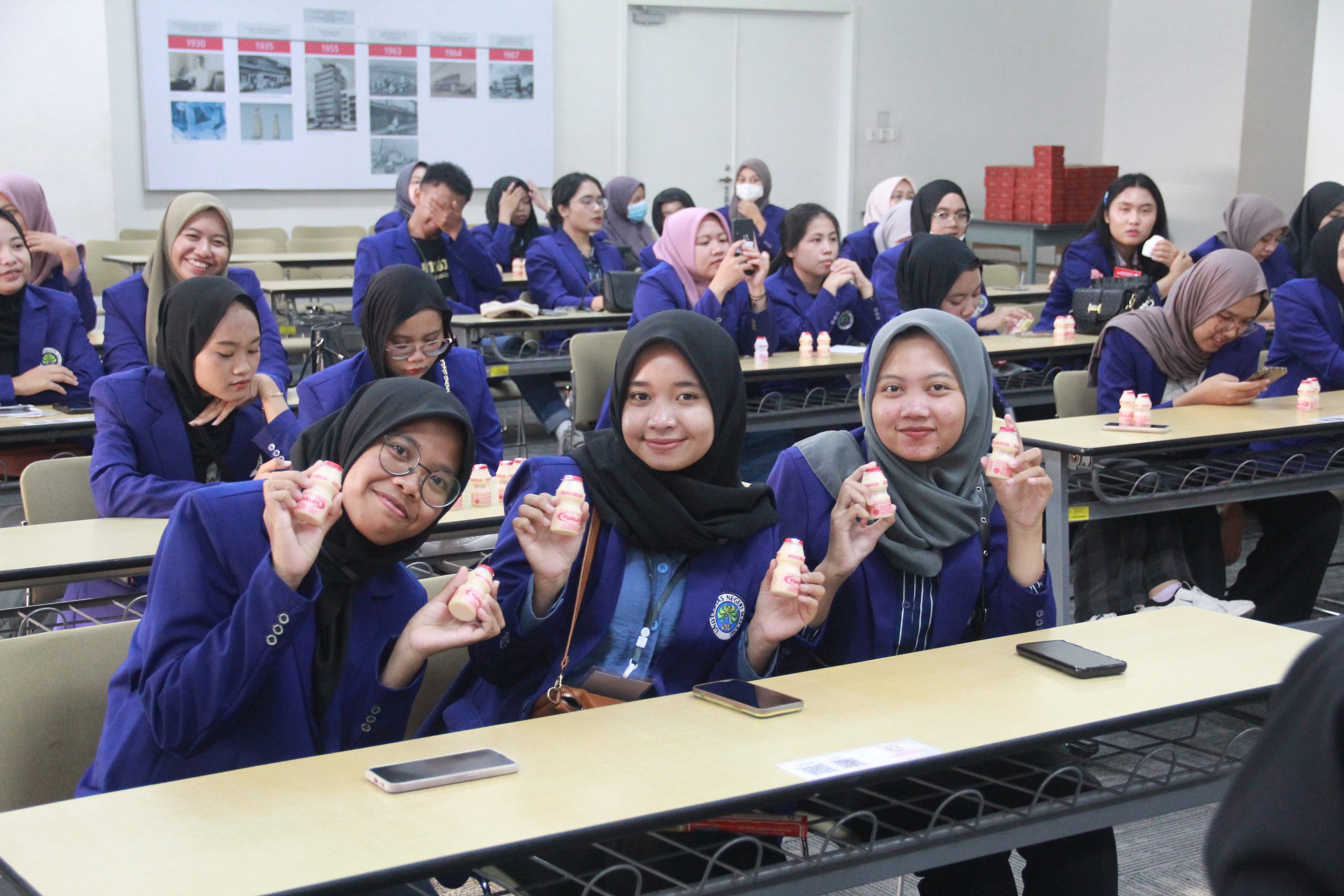 Mahasiswa Departemen Kimia Belajar Proses Industri Dan Pengolehan Limbah Melalui Kunjungan Industri ke Yakult Mojokerto