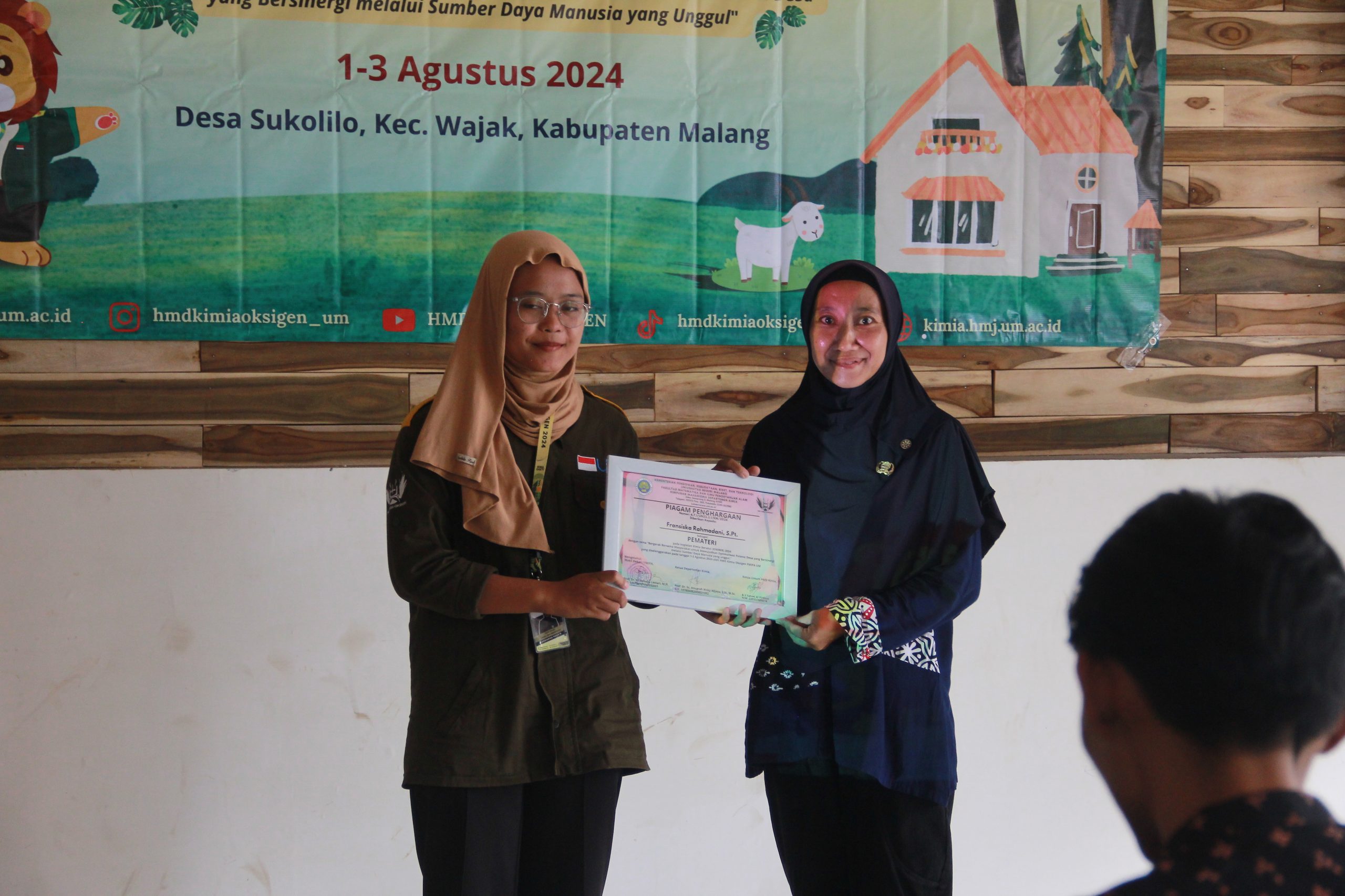 Mahasiswa Departemen Kimia UM dan Petani Desa Sukolilo Kolaborasi Sukseskan Pembuatan Pupuk Organik