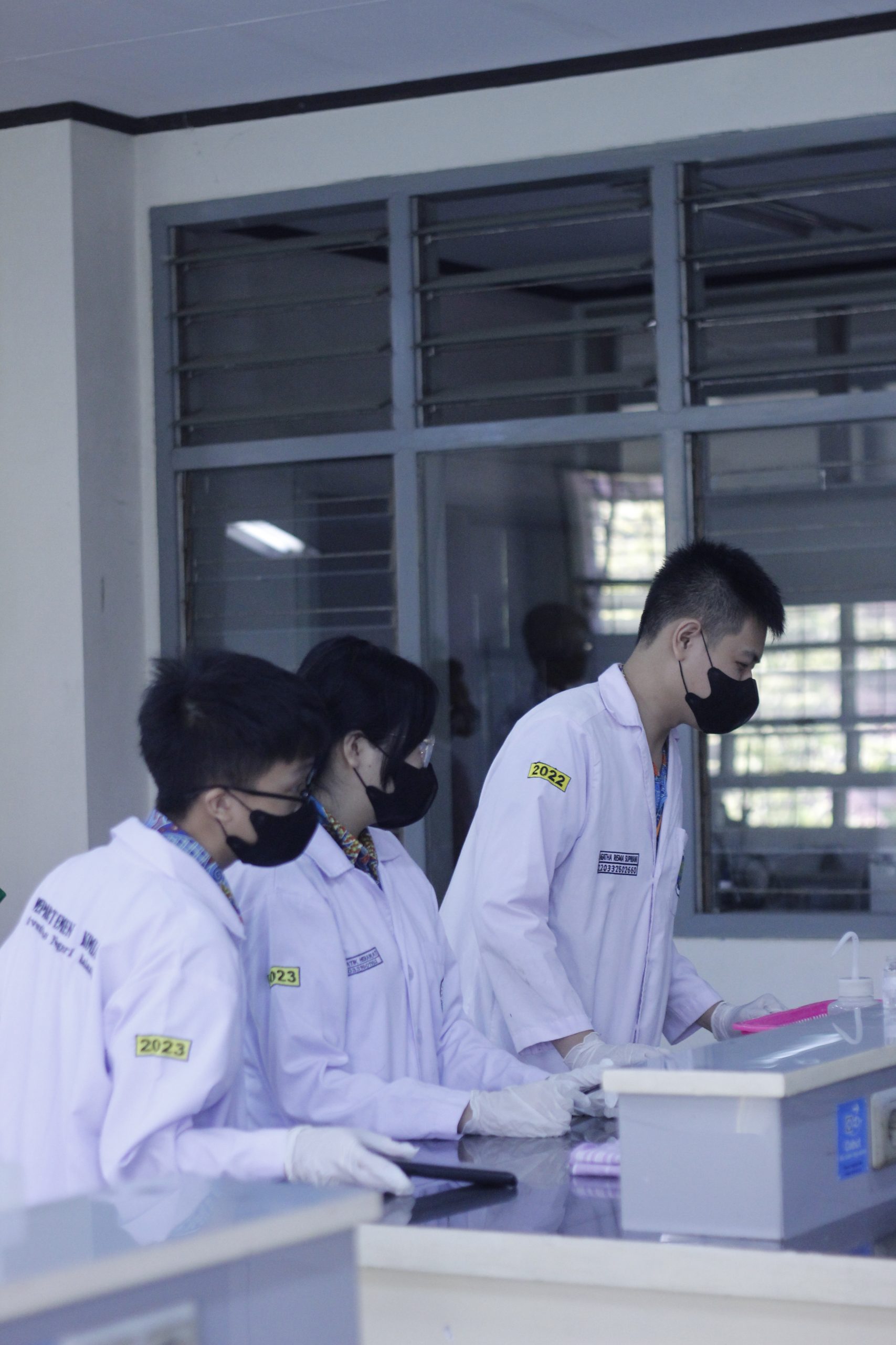 Siswa Antusias Praktik Sintesis Senyawa Organik di Departemen Kimia UM