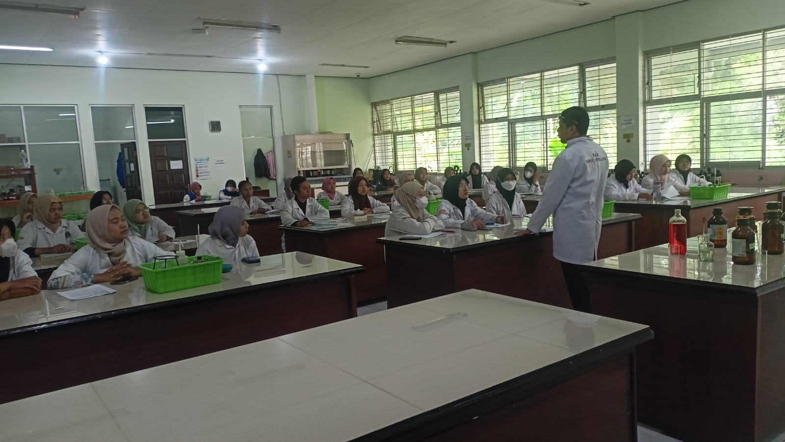 Kuliah Umum di UM, Siswa SMKN 1 Boyolangu Makin Paham Kimia