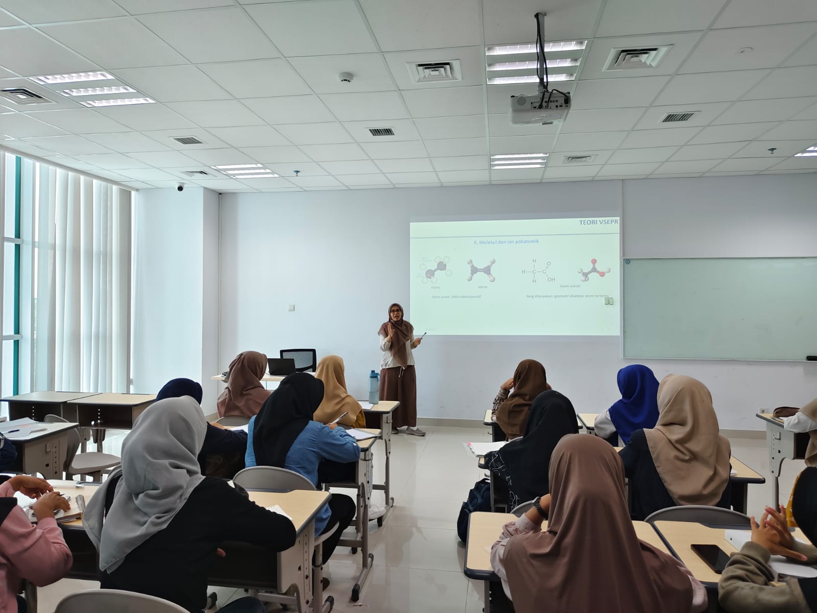 Mahasiswa Universitas Jember Belajar Struktur dan Ikatan Kimia di UM